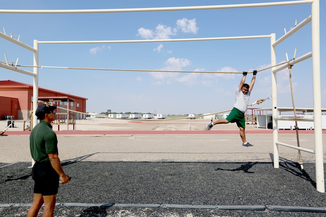 <b>Fuerza física. </b>Un reto para la Patrulla Fronteriza es mantener el nivel físico que exigen en la Academia una vez llegan al terreno. La institución dice que está trabajando en futuros cursos de reciclaje y también que está dando algunas horas a la semana a los agentes por si quieren entrenar, pero no son obligatorias.