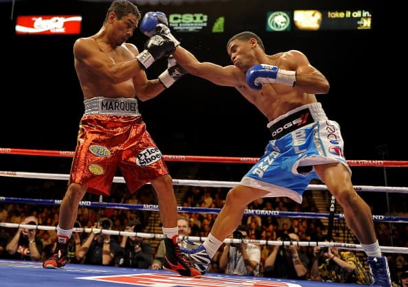 Juan Manuel López vs. Rafael Márquez. En una verdadera guerra incesante, 'Juanma' López defendió exitosamente su cetro pluma OMB, luego de que Márquez ya no saliera al inicio del noveno round por una lesión de hombro.