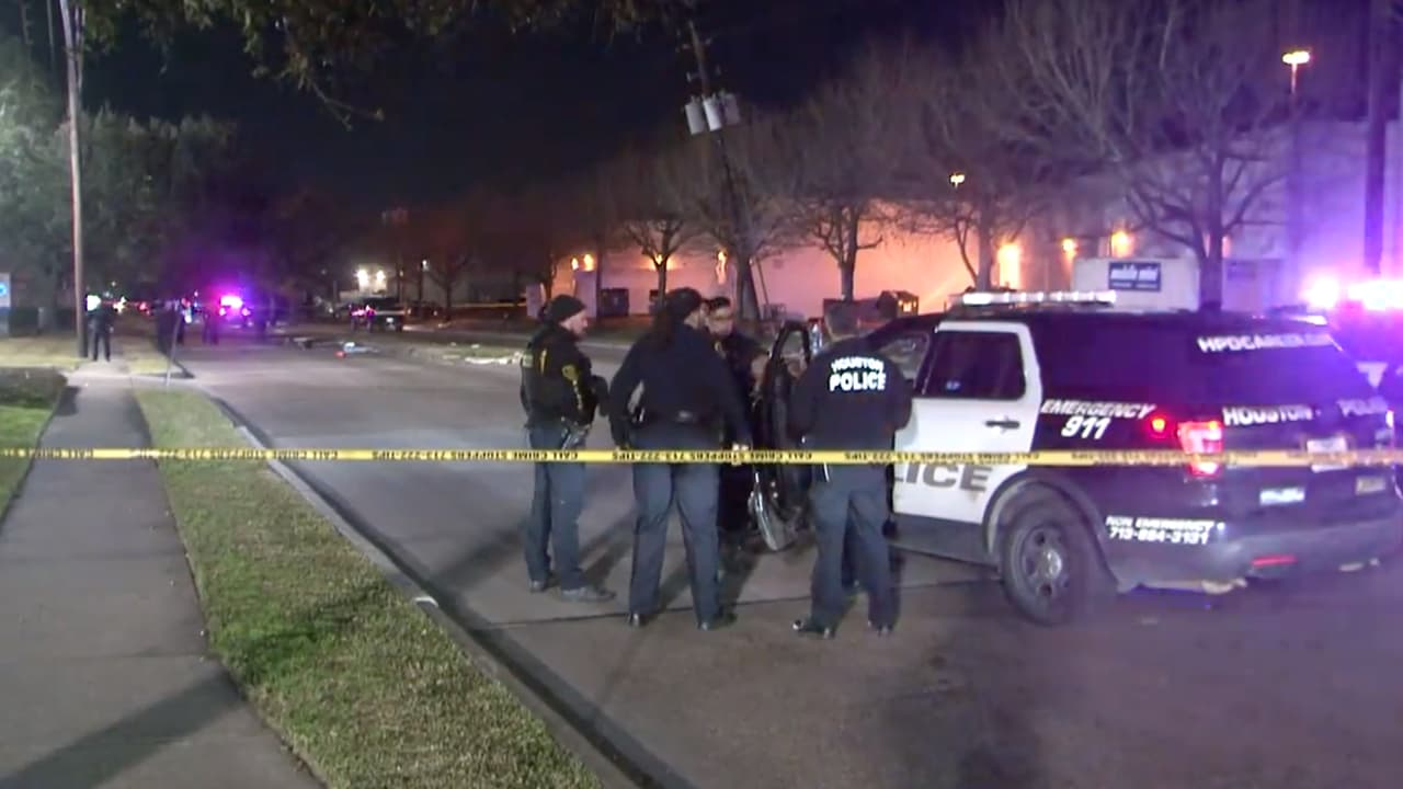 El 
<b><a href="https://www.univision.com/local/houston-kxln/arlene-alvarez-baleada-robo-muerte-cerebral-desconectar-houston-fotos" target="_blank">14 de febrero</a></b> la famiia Álvarez se se dirigía en su camioneta a una 
<b><a href="https://www.univision.com/local/houston-kxln/spankys-pizzeria-houston-arlene-alvarez-fotos" target="_blank">pizzería</a></b>, cuando pasaban por la cuadra 2900 Woodridge Drive en Houston, en el estacionamiento del banco Chase fueron baleados por el sospechoso Tony Earls que se había estacionado para sacar dinero del cajero automático, cuando un sujeto, que es buscado por las autoridades, lo robó a punta de pistola.