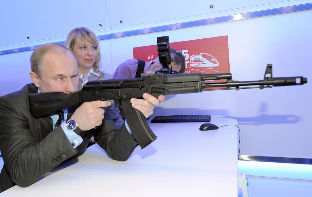 El presidente ruso Vladimir Putin con una réplica de un fusil Kalashnikov