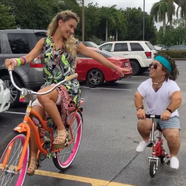 O cuando grabó la parodia del videoclip 'La bicicleta', donde ella era Shakira y Carlitos 'el productor' se convirtió en Carlos Vives.