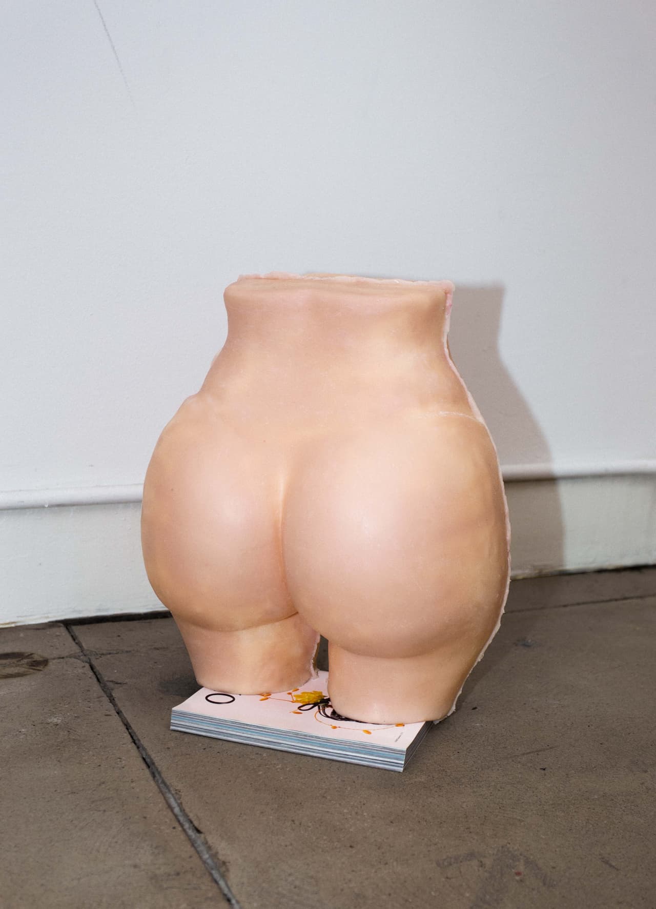 Señaló que aunque su trabajo como diseñadora es redefinir la ropa, le pareció un concepto inexplotado "convertir la parte del cuerpo de una celebridad en un dispositivo portátil".