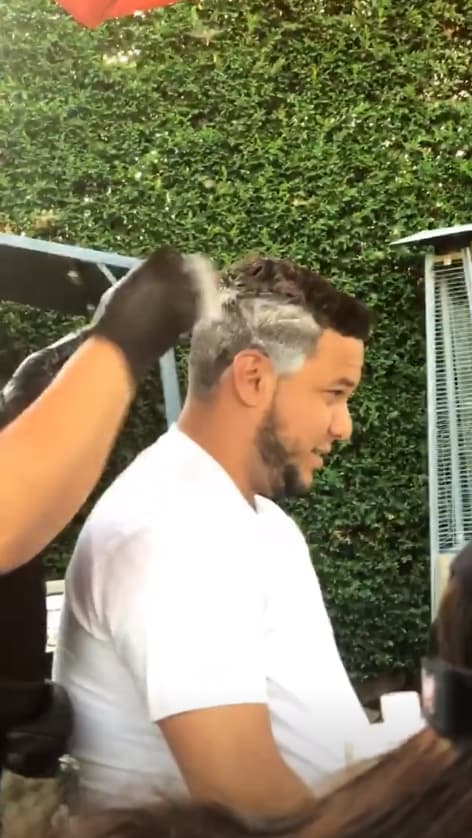 Fue en casa de su novia Chiquis Rivera donde se llevó a cabo el proceso, pues la primogénita de Jenni Rivera compartió varios videos en Instagram donde se ve cómo le aplican el decolorante.