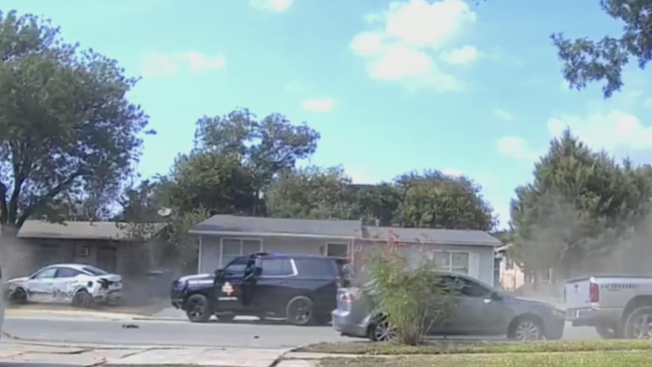 Un joven de 18 años choca tras persecución en pleno vecindario e intenta volver a escapar