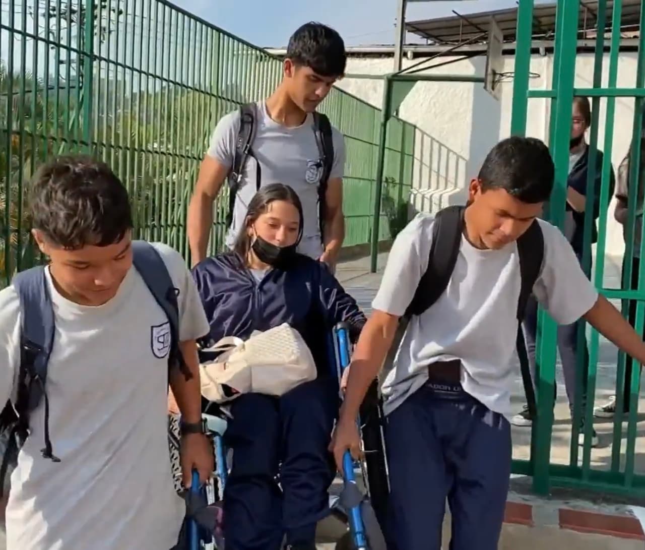 <br> Si alguien quiere ayudar a esta familia para poder costear tan esperada cirugía pueden comunicarse al 011 58 412-977- 0496.
<br>