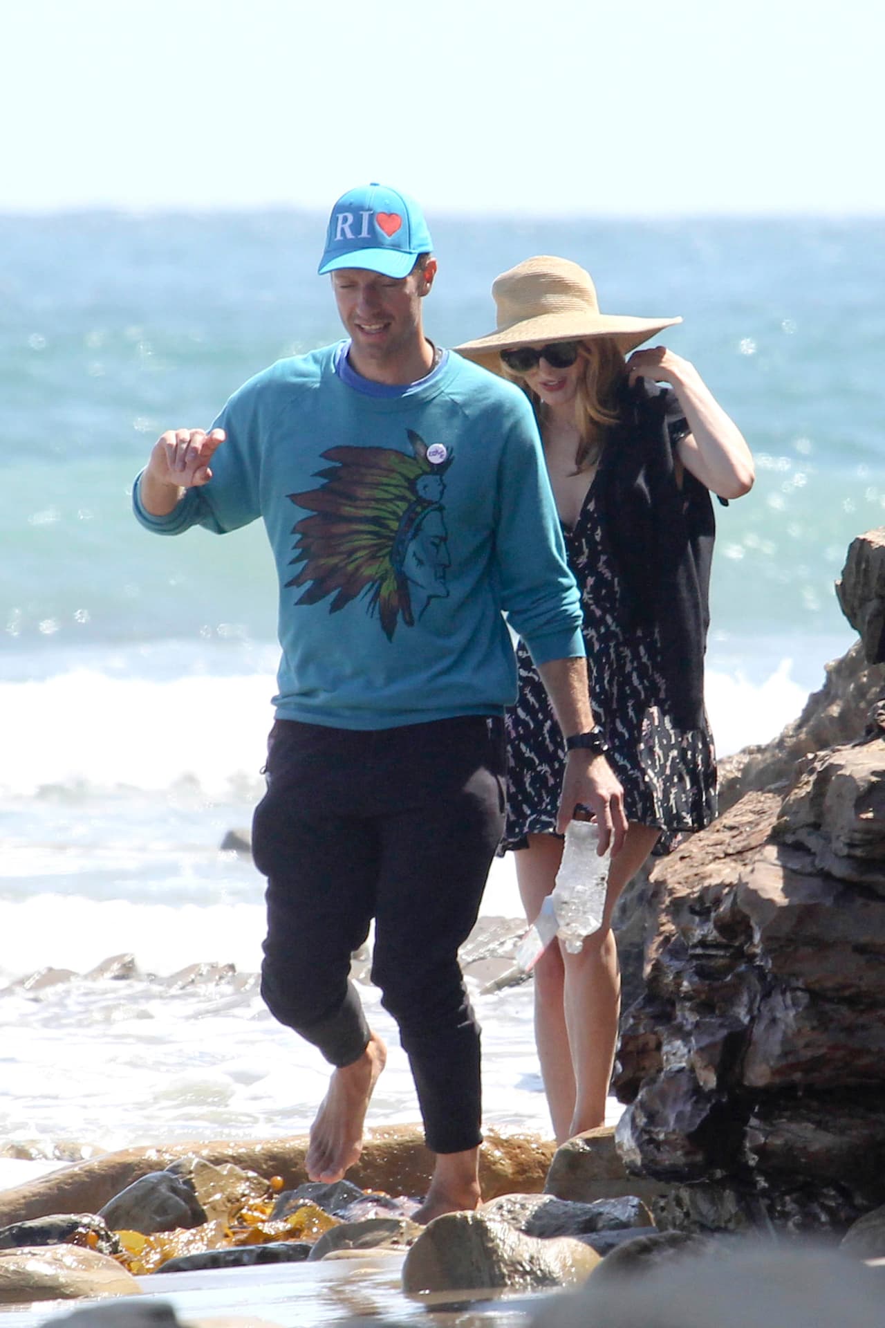 Aunque al pasar entre las rocas, él decidió ir primero.