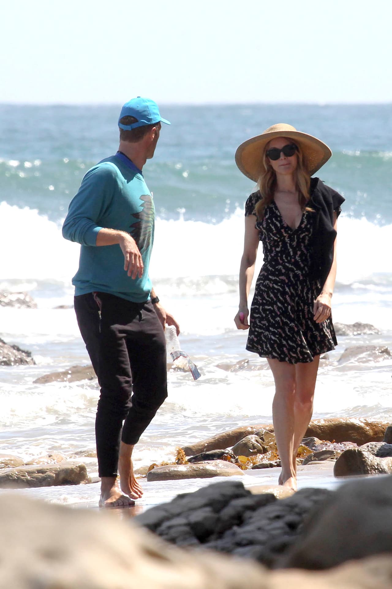 Caminaron descalzos a la orilla del mar.