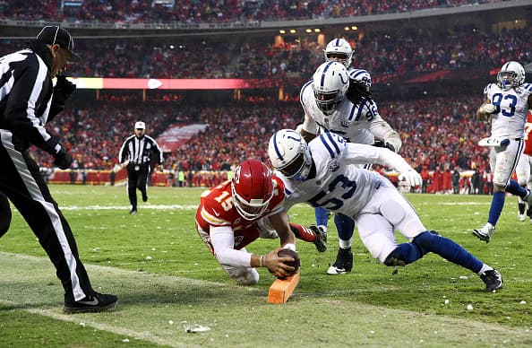 <b>Segundo cuarto: </b>Patrick Mahomes corre en 2&goal y anota TD. La defensiva de Colts solo pudo parar una vez a los locales y compañía. 
<b>(Chiefs 24-7 Colts)</b>