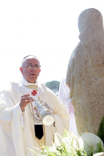 "La Ndranghetta es la adoración del mal, de la destrucción del bien común. Los mafiosos no están en comunión con Dios", afirmó el pontífice durante su visita de nueve horas a la zona.