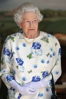 Ignorando los ajustes económicos de Isabel II, según Bower, el príncipe Carlos llegó a gastar 18,916 libras (26,634 dólares) solo para darse el lujo de tomar una cerveza en un pub, en el condado inglés de Cumbria.