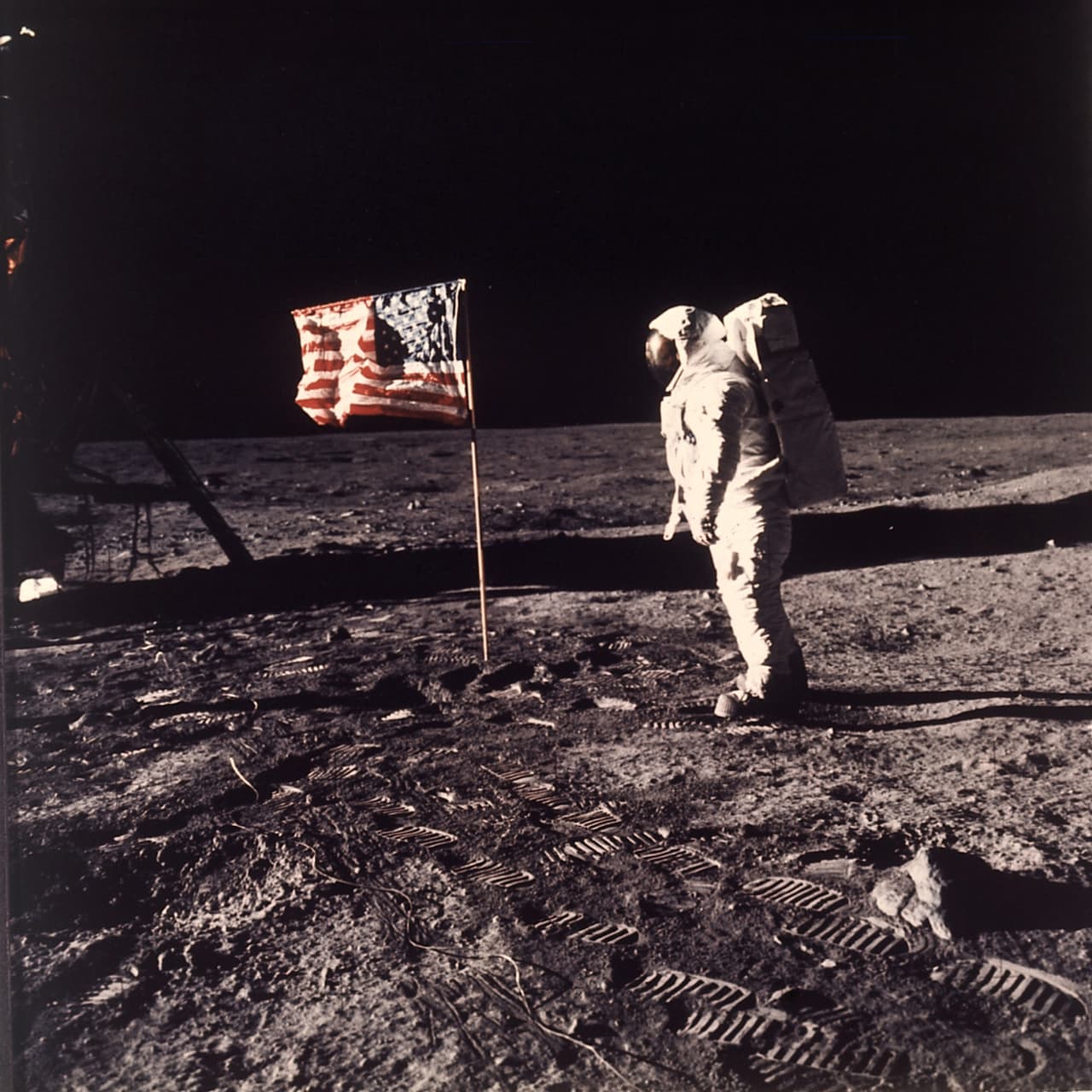Los astronautas colocaron una bandera de EEUU especialmente diseñada para la superficie lunar, lo que fue visto en televisión en todo el mundo.
