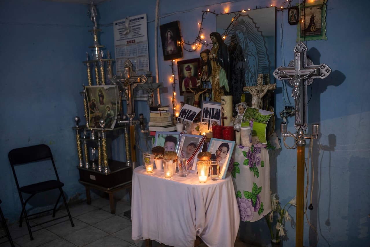 Este altar es de tres de los migrantes que fallecieron a causa del calor y la deshidratación en un tráiler abandonado por traficantes de personas a las afueras de San Antonio, Texas, el pasado 27 de junio.
