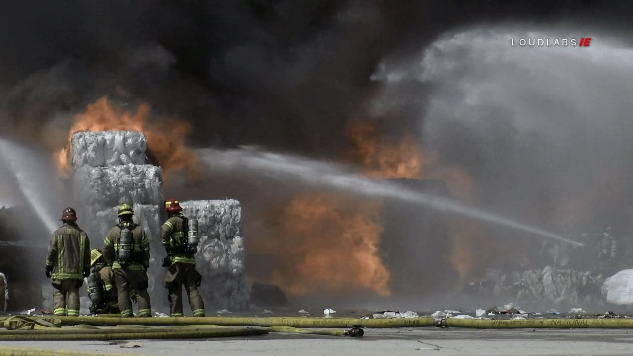 Al momento, las calles cercanas al incendio han sido cerradas y autoridades de Metrolink han anunciado cancelaciones y cambios en el área del centro de Riverside.