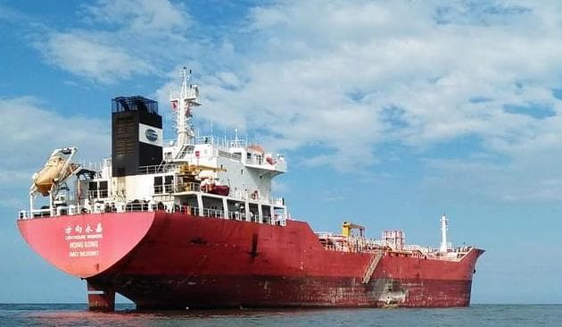 Aseguran que un buque chino pasó petróleo a un barco de Corea del Norte violando sanciones de la ONU