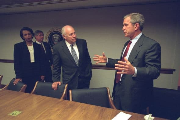 Cheney y el presidente George W. Bush hablan en el PEOC. (Imagen del Archivo Nacional de EEUU).