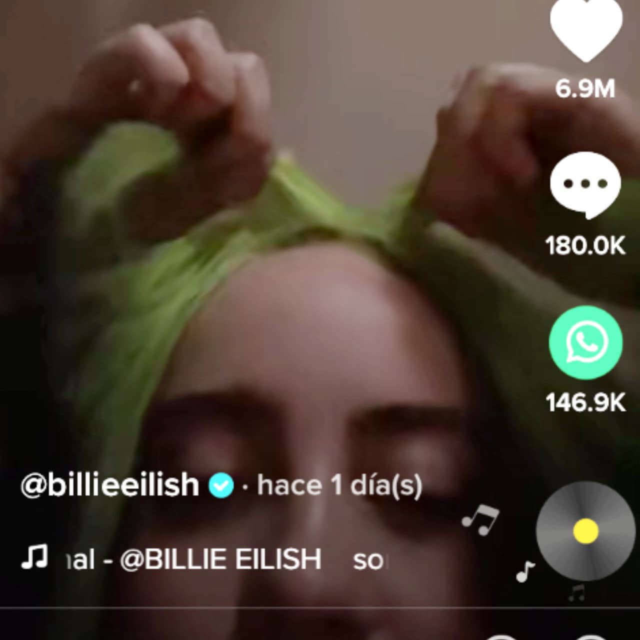 En su 
<a href="https://vm.tiktok.com/ZMeS9qt4Y/" target="_blank">cuenta de TikTok</a>, Eilish publicó un video donde levanta un postizo del mismo color de cabello que tenía antes. El domingo pasado, la intérprete complementó sus looks con pañuelos y sombreros.