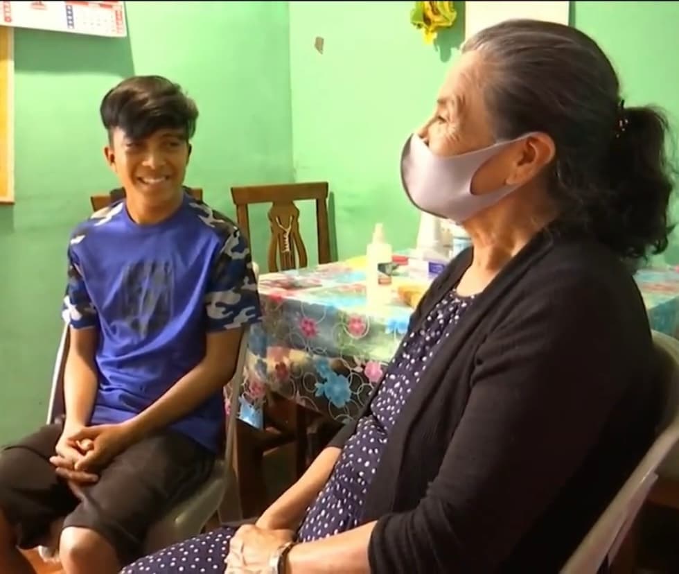 A pesar de que ya cuenta con un donante, la imposibilidad de pagar los 
<a href="https://www.univision.com/temas/dinero">400,000 dólares</a> que cuesta la operación ofusca la armonía y el buen ánimo de Numan y su abuela, quien siempre ha estado tocando puertas para encontrar una solución, incluidas las de los 4 presidentes del país que han pasado en todo este tiempo. 
<b>A pesar de las promesas de los políticos, nada ha mejorado la vida de su nieto.</b>
<br>