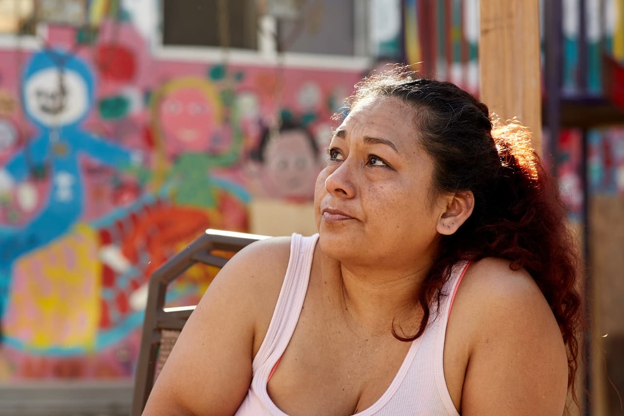 Una madre que deja a 5 hijos y un veterano con 70 años en EEUU: siguen llegando deportados a Tijuana