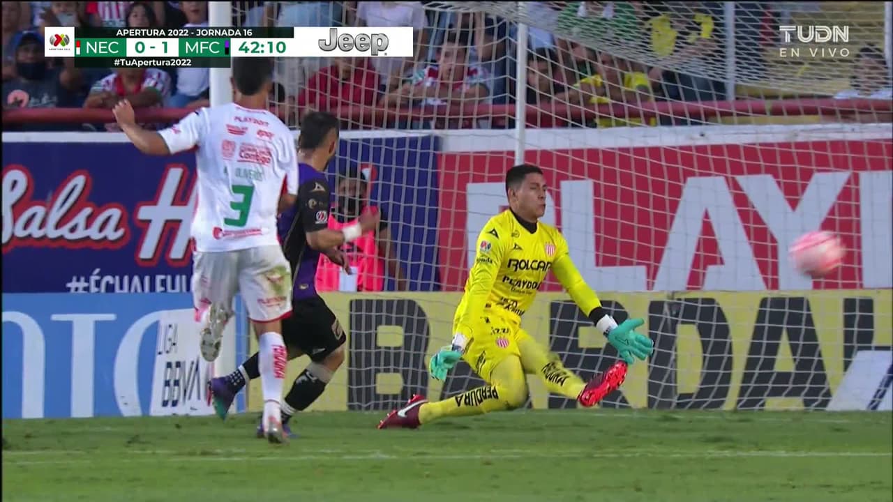 ¡CERCA! Néstor Vidrio disparó que se estrella en el poste.