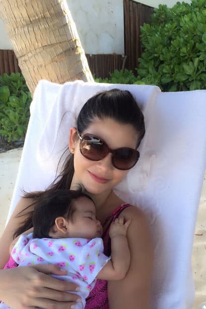 Tanto ella como su marido se desviven por la pequeña y hacen de todo sólo para verla sonreír.