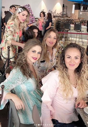 Y agradeció por el mismo medio a quienes la acompañaron en esta fiesta tan especial.