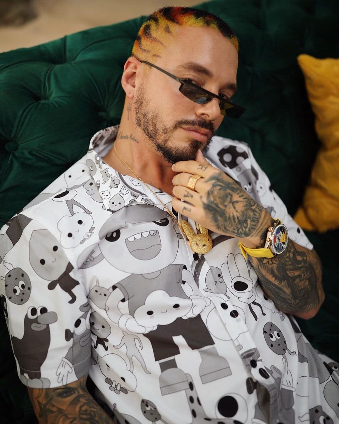 Tiene tres tatuajes de tigres, animal con el que se identificó durante un viaje a Tailandia; uno de ellos lo tiene en su mano izquierda.