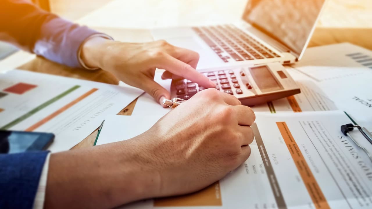 <b>¿Cuántos hogares podrías cubrir con 30.9 millones de dólares en servicios públicos? </b>
<br>En 
<b>Texas</b>, el costo promedio mensual de electricidad para un hogar es de 200 dólares, el agua alrededor de 60 dólares y el gas 100 dólares, sumando un total de 360 dólares al mes. Con 
<b>30.9 millones de dólares, podrías cubrir los servicios públicos de más de 85,000 hogares durante un mes entero.</b> En 
<b>California</b>, donde los costos son más altos, el precio promedio mensual de electricidad es de 250 dólares, el agua 70 dólares y el gas 120 dólares, lo que da un total de 440 dólares por hogar al mes. Con esta cifra, 
<b>podrías cubrir los servicios públicos de 70,000 hogares</b> durante un mes completo.