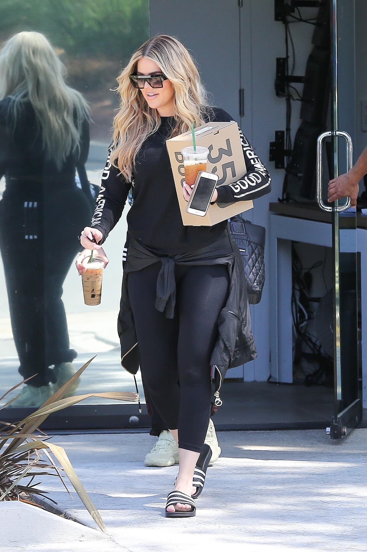 Las cámaras del canal 
<b><a href="https://www.eonline.com/">E!</a> </b>estuvieron en el hospital donde dio a luz el 12 de abril, la clínica 
<b><a href="https://my.clevelandclinic.org/locations/hillcrest-hospital">Hillcrest</a> Family Maternity Center</b>. También estuvieron sus hermanas Kourtney y Kim Kardashian, y, en medio del revuelo, Tristan Thompson.