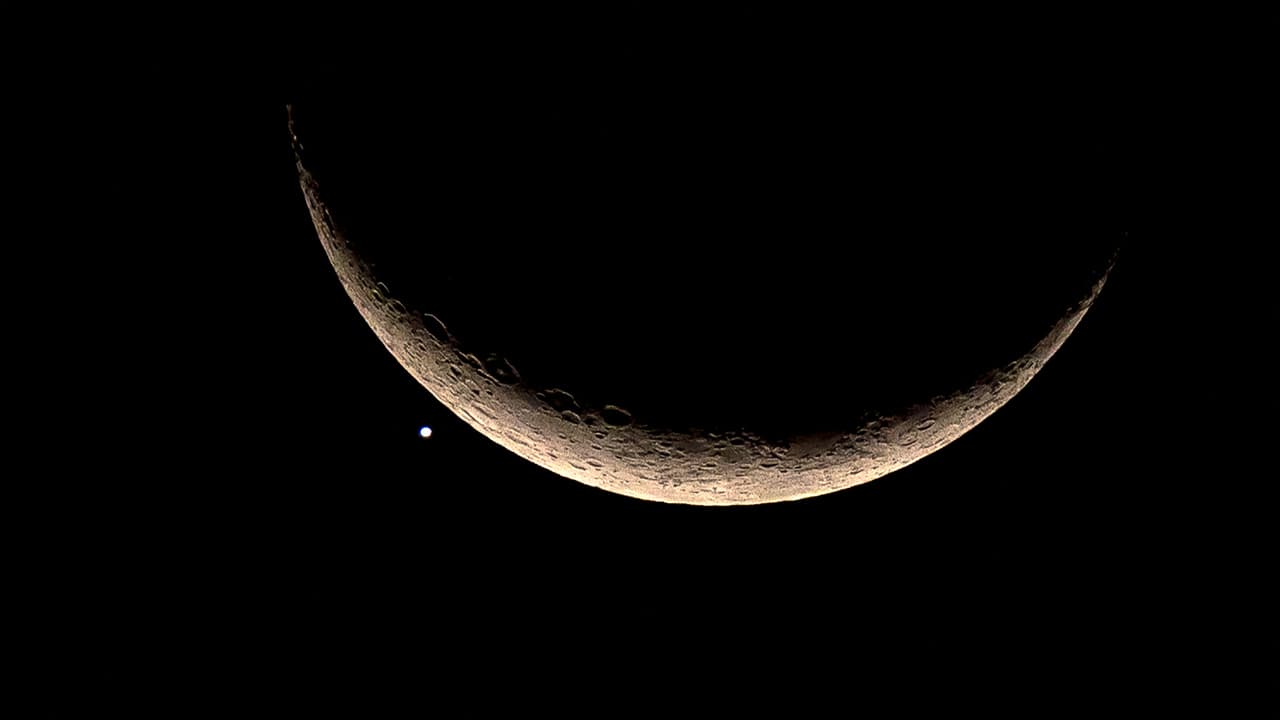 ¿Cuándo y a qué hora se podrá ver el ‘beso cósmico’ entre la Luna y Venus?