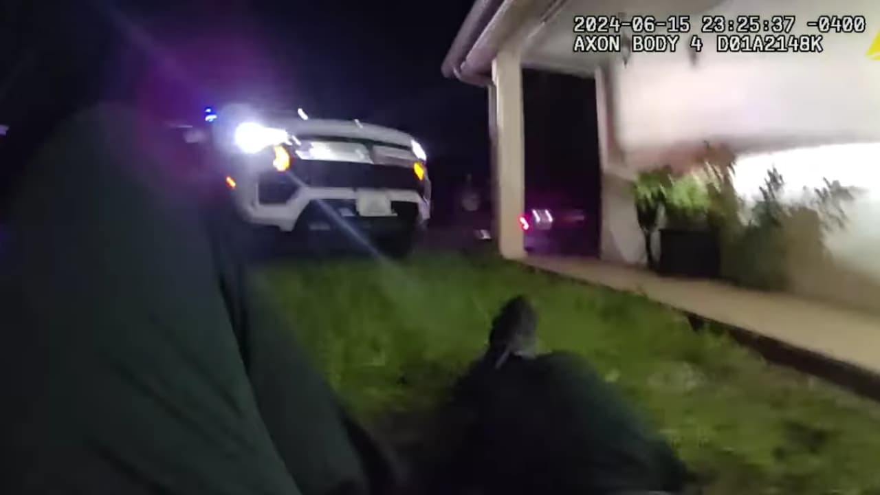 Joven asesina a sus padres a tiros y muere enfrentándose a la Policía en Hillsborough