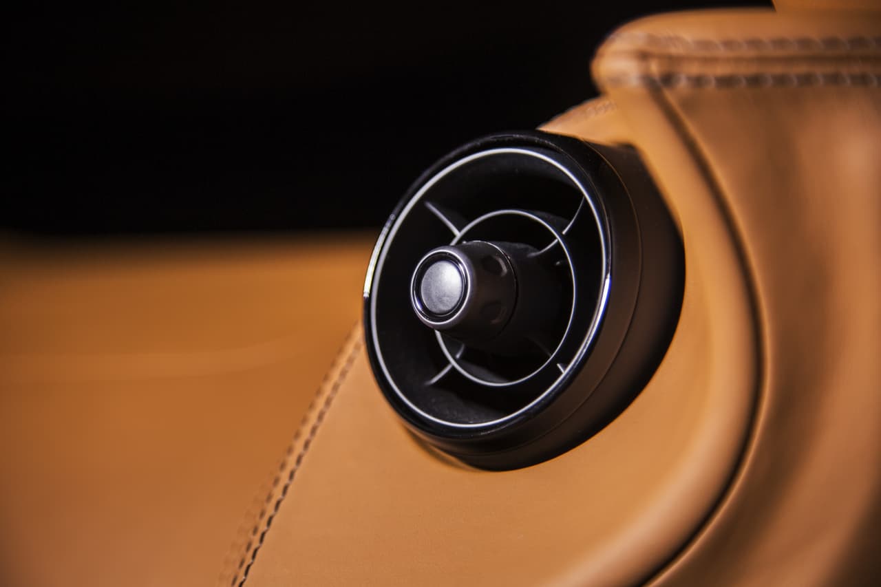 Para garantizar la naturaleza de personalización del McLaren 570GT by MSO Concept algunas partes de su interior como las manillas de las puertas y las ventilas del aire acondicionado están terminadas en laca brillante.