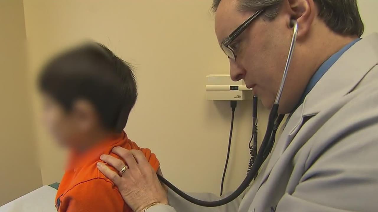 Crece la alerta tras muerte de niño por complicaciones del virus respiratorio sincitial: mira los signos de alarma