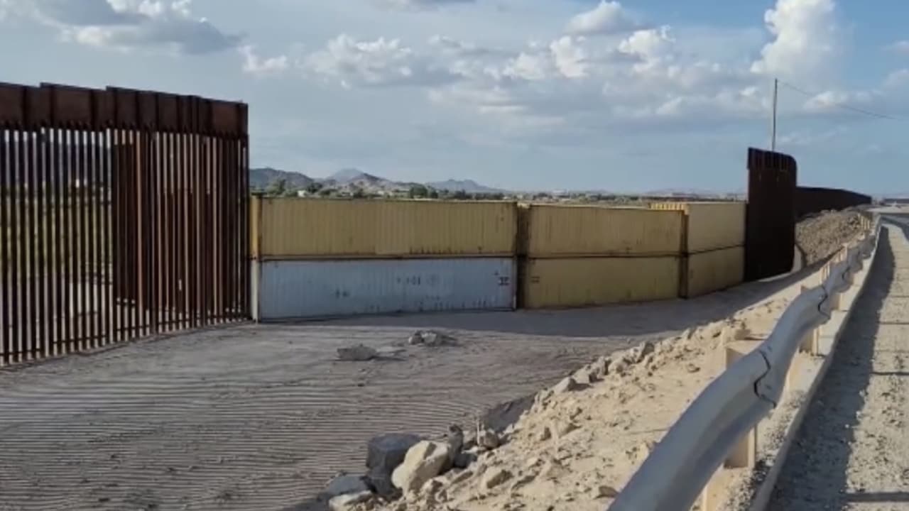 "Más de $6 millones desperdiciados": critican muro de contenedores en Arizona tras cruces masivos de inmigrantes