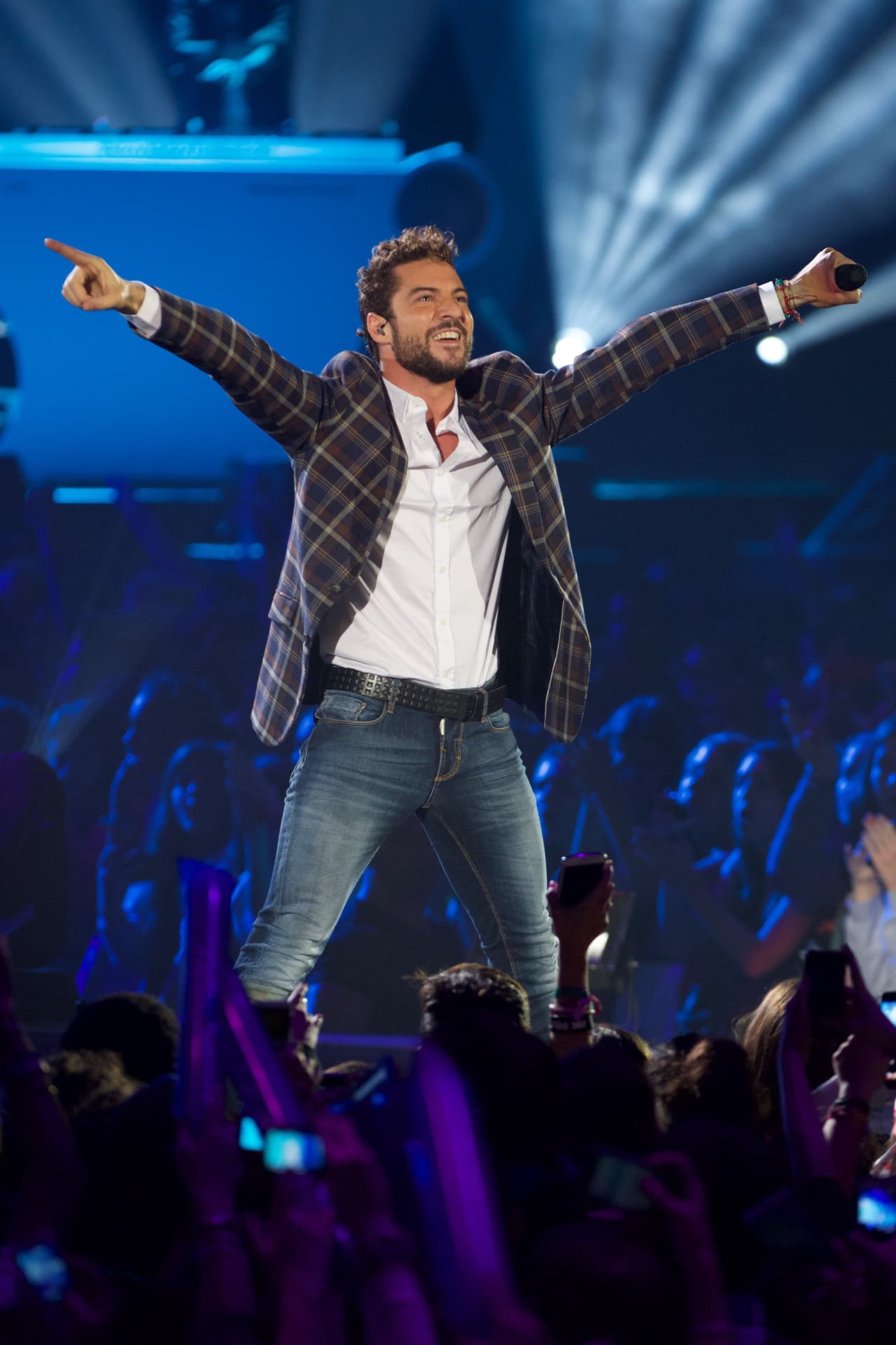 Al contrario, se maneja como un galán muy discreto. Quizá lo único que lo ha mantenido en la polémica es su divorcio, pero de ahí en fuera es muy tranquilo.