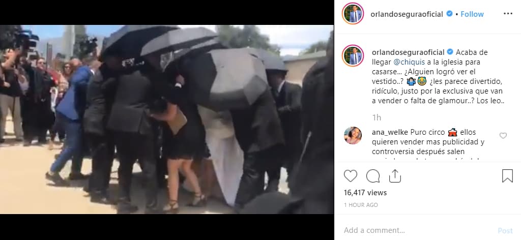 Esta imagen de Chiquis llegando a la iglesia cubierta por una montaña de paraguas y guardaespaldas para evitar que ningún miembro de la prensa pudiera retratarla de novia, simboliza el secretismo con el que se ha realizado la ceremonia y el celo con el que los novios quisieron proteger la exclusiva del momento, lo cual dificultó el trabajo de los medios desplazados para contar el señalado momento en la vida de la hija mayor de Jenni Rivera. Esta imagen es parte de
<a href="https://www.instagram.com/p/BzTrUIwH7zd/" target="_blank">este video</a> publicado por Orlando Segura en su cuenta de Instagram.
