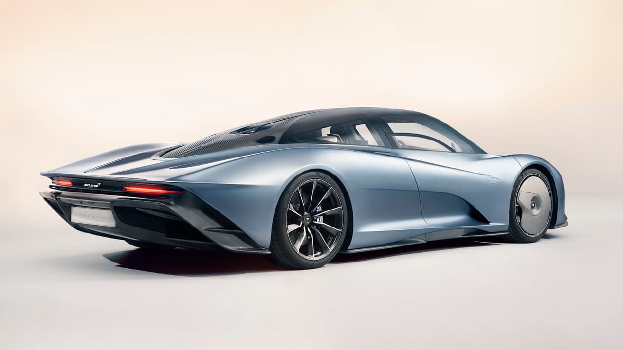 Su monocasco, fabricado en fibra de carbono, contiene la cabina bajo los 16.9 pies de carrocería fabricado con el mismo material.