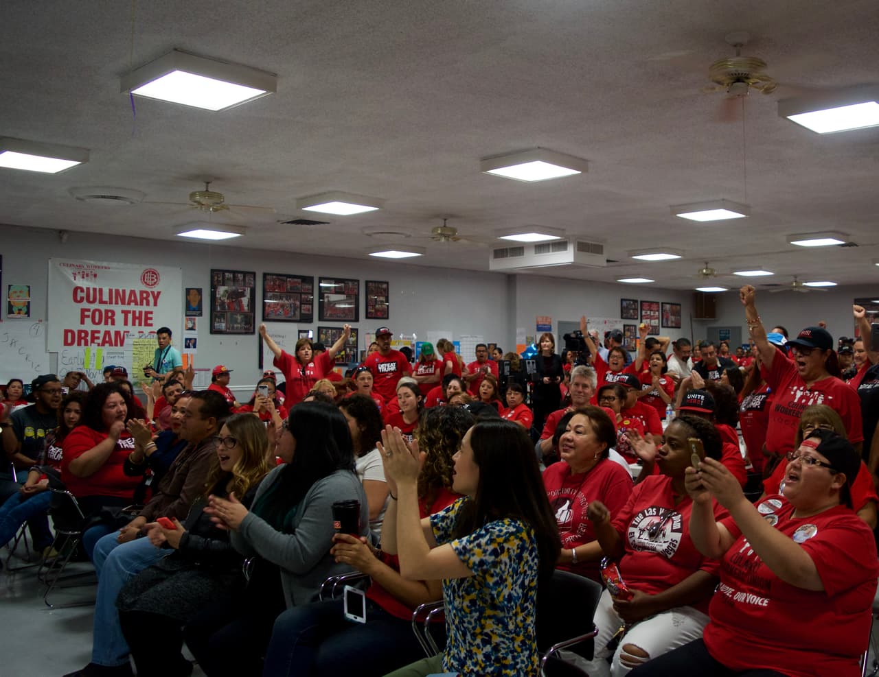 Con gritos de "Sí se puede" y "Hillary", los trabajadores hispanos celebraron las cifras históricas de votación temprana que se dieron en Nevada gracias a su comunidad.