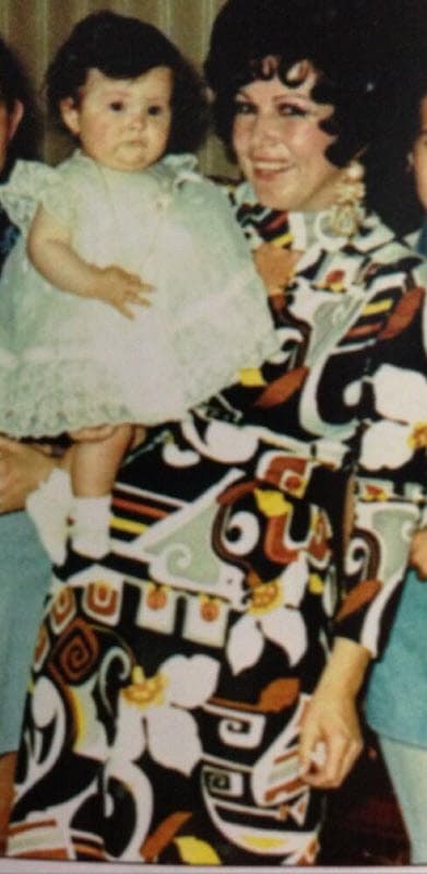 En diciembre de 2014, Laura Zapata dio detalles de la distanciada relación que tuvo con su mamá en 
<a href="https://www.youtube.com/watch?v=ZrWu6sPJwh8">Sal y Pimienta</a>: "Me costó mucho trabajo entender que yo no vivía con mi mamá, que siempre es como nuestra referencia, nuestra ancla a este planeta".