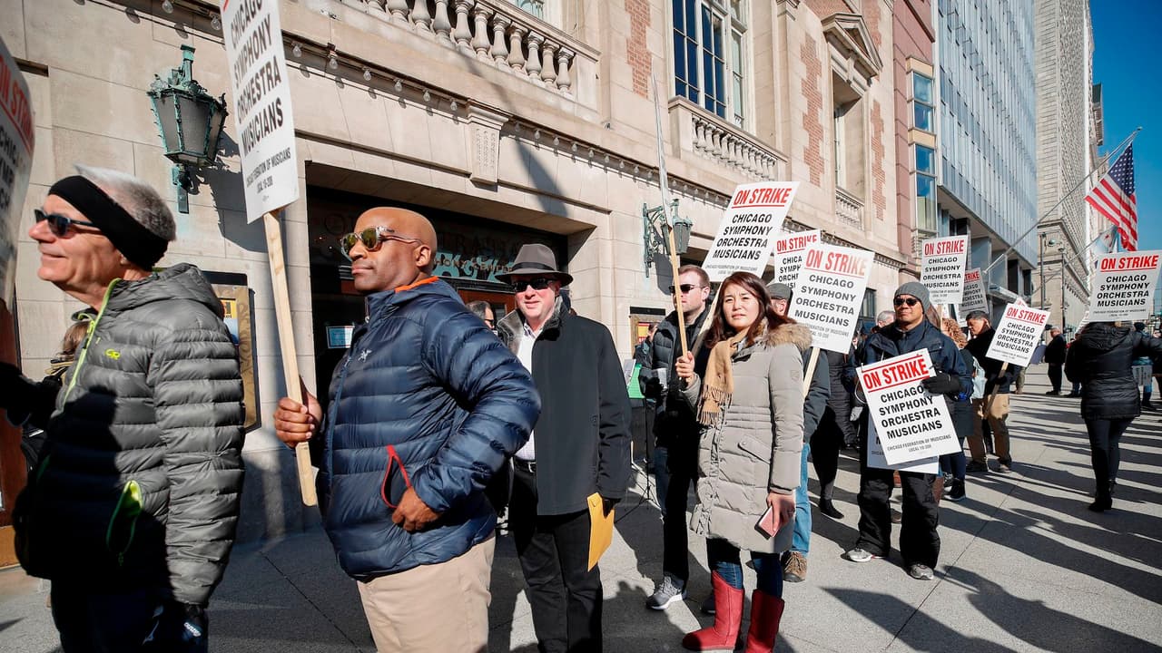 Con pancartas y letreros, músicos protestaron afuera de su sede.