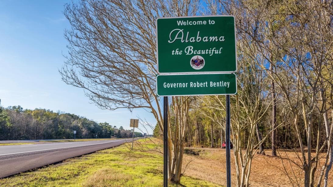 <h3 class="cms-h3-H3">8. Alabama</h3>
<br>
<br>Dulce hogar Alabama es el primer estado en la nación en términos de
<b> costos de propiedad y reparación de vehículos</b>, el décimo tercero en
<b> tráfico e infraestructura</b>, 46 en
<b>seguridad vial</b> - a solo 4 puestos del último lugar ocupado por Nuevo México-, y 23 en
<b>acceso a vehículos y su mantenimiento</b>.