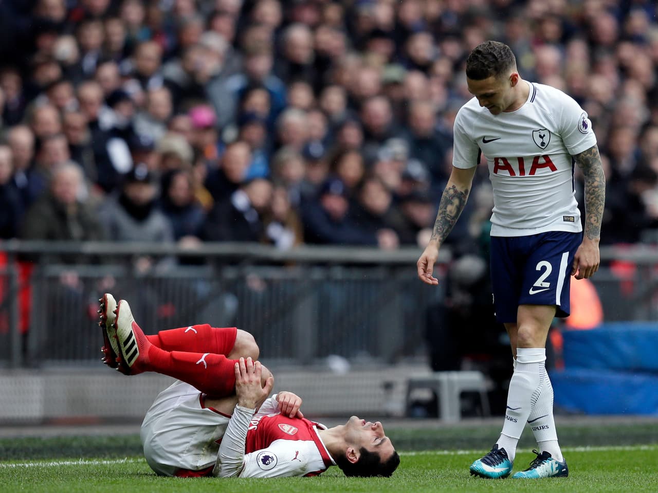 Henrikh Mkhitaryan del Arsenal se fracturó el pie derecho ante el Tottenham.