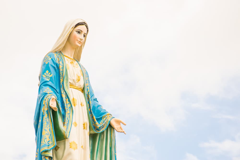 Para la parte emocional: Al pedir a los ángeles un ejercicio o práctica para este aspecto recibí la importancia de trabajar con la Virgen María.