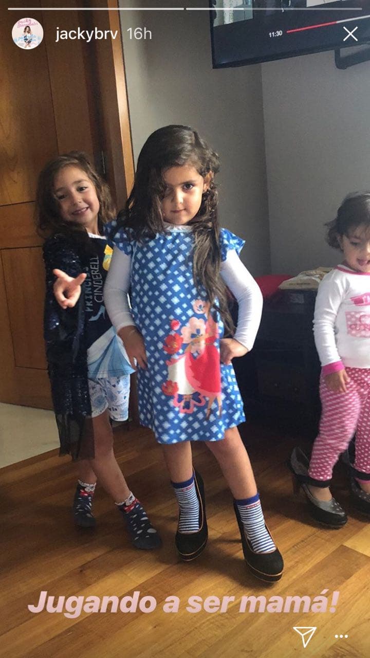 Carolina no se quiso quedar atrás, y mostró cómo se veía con los zapatos altos de la también actriz.