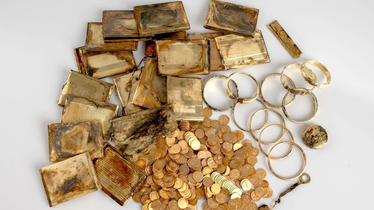 La historia de dos excursionistas que se toparon con un tesoro de monedas y objetos de oro