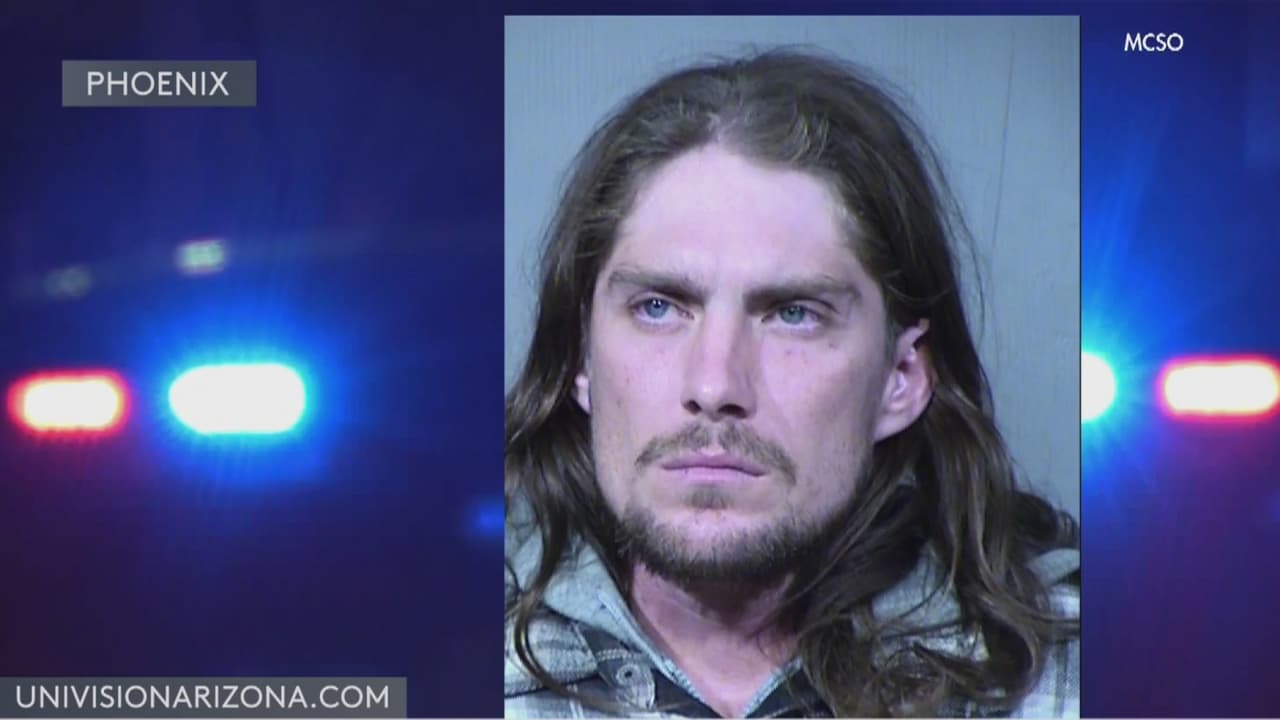 Arrestan a un hombre por conducir ebrio, desnudo y con un bebé abordo