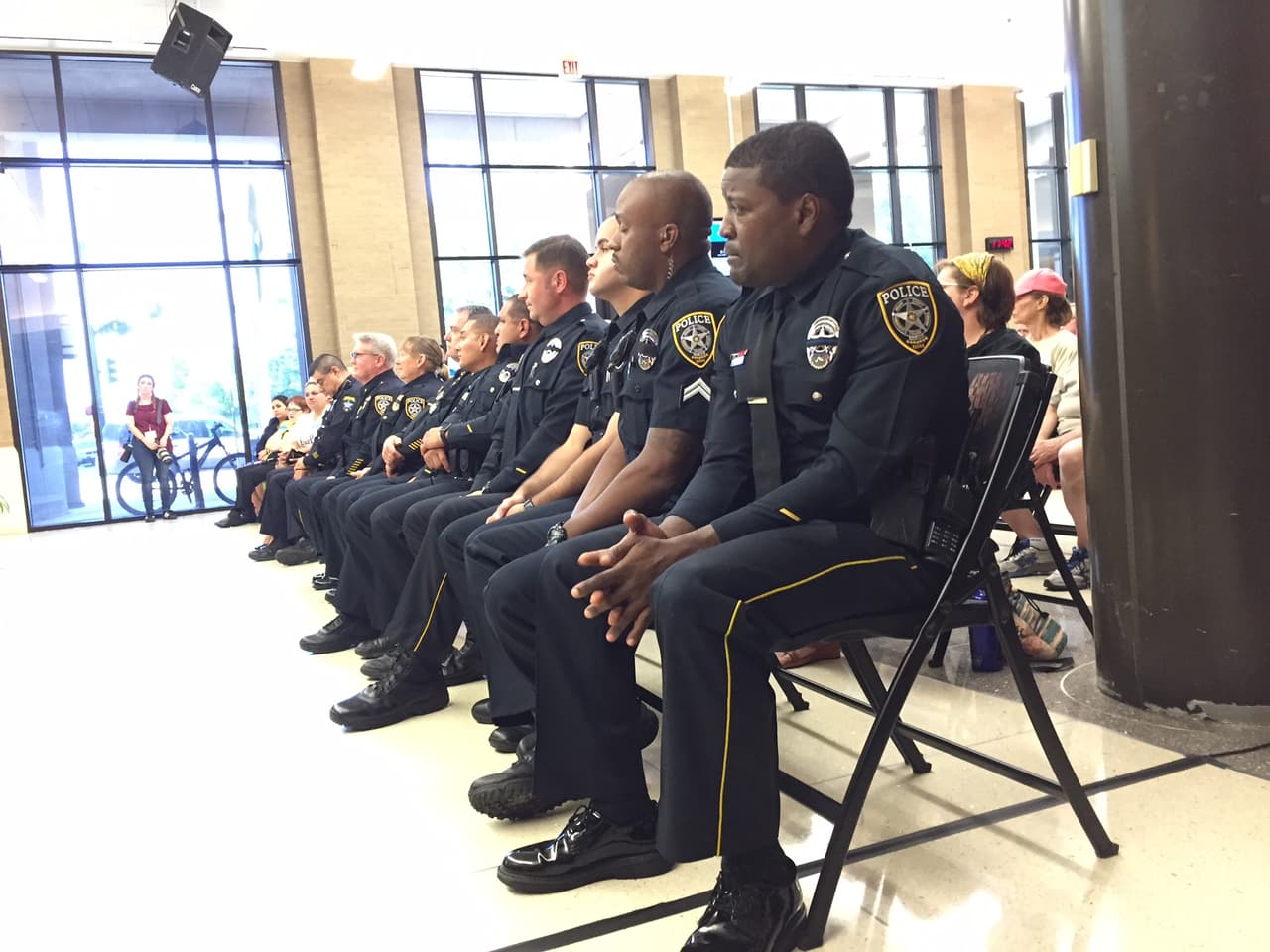 El colegio comunitario El Centro College, donde se escondió el atacante hace un año, invitó a reflexionar sobre cómo se puede fortalecer a la comunidad luego de una tragedia.