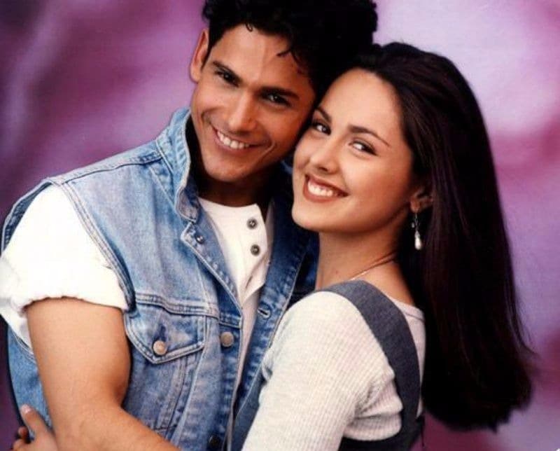 Gracias a la popularidad que comenzaba a ganar, en 1994 el productor Luis de Llano lo invitó a participar en la telenovela 'Agujetas de color de rosa', en donde compartió el protagónico juvenil con Natalia Esperón.