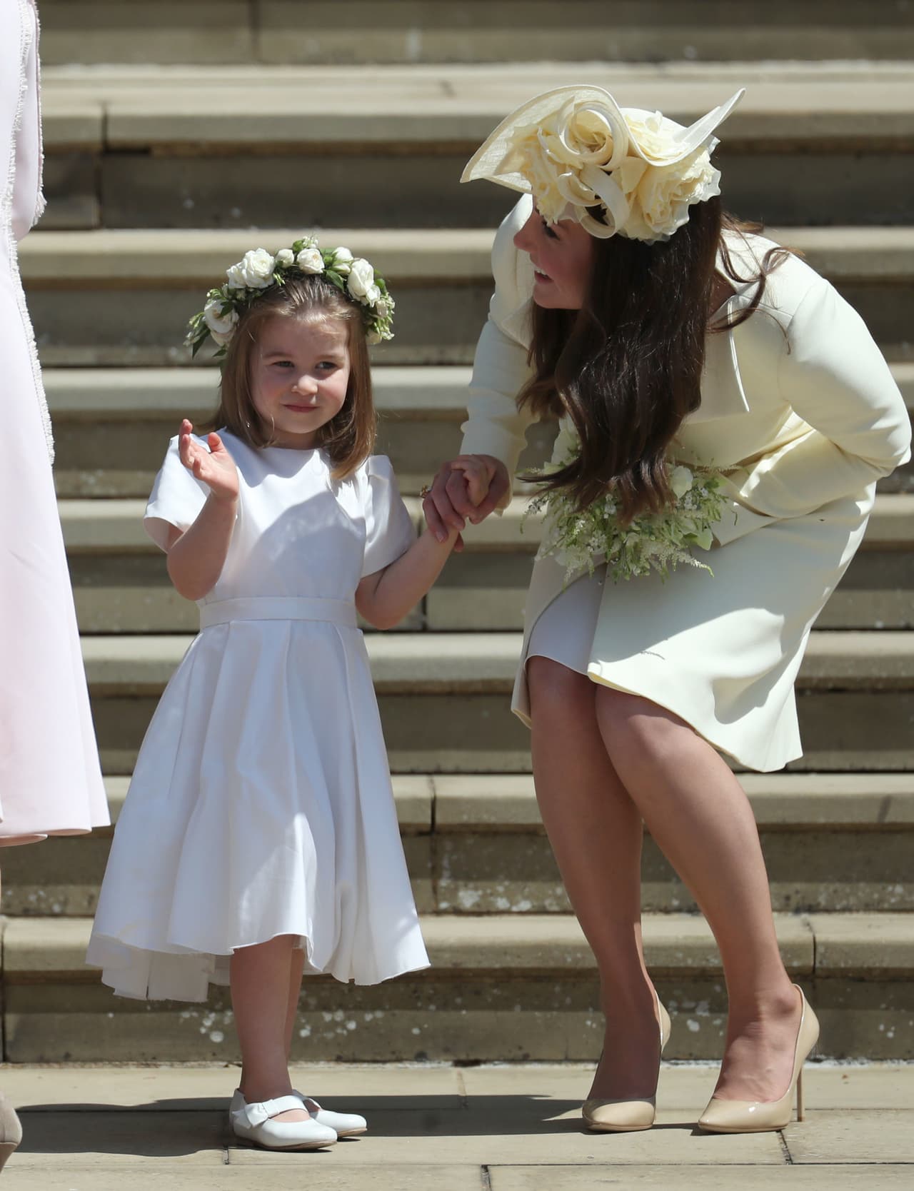 Afirmó que Kate quería seguir el "protocolo" con las damas de honor de la ceremonia, entre ellas
<b><a href="https://www.univision.com/famosos/la-princesa-charlotte-cumple-5-anos-pareciendose-cada-vez-mas-a-la-reina-isabel-y-a-otro-de-sus-parientes-fotos" target="_blank">la princesa Charlotte</a></b>, la única hija de Middleton.
<br>
