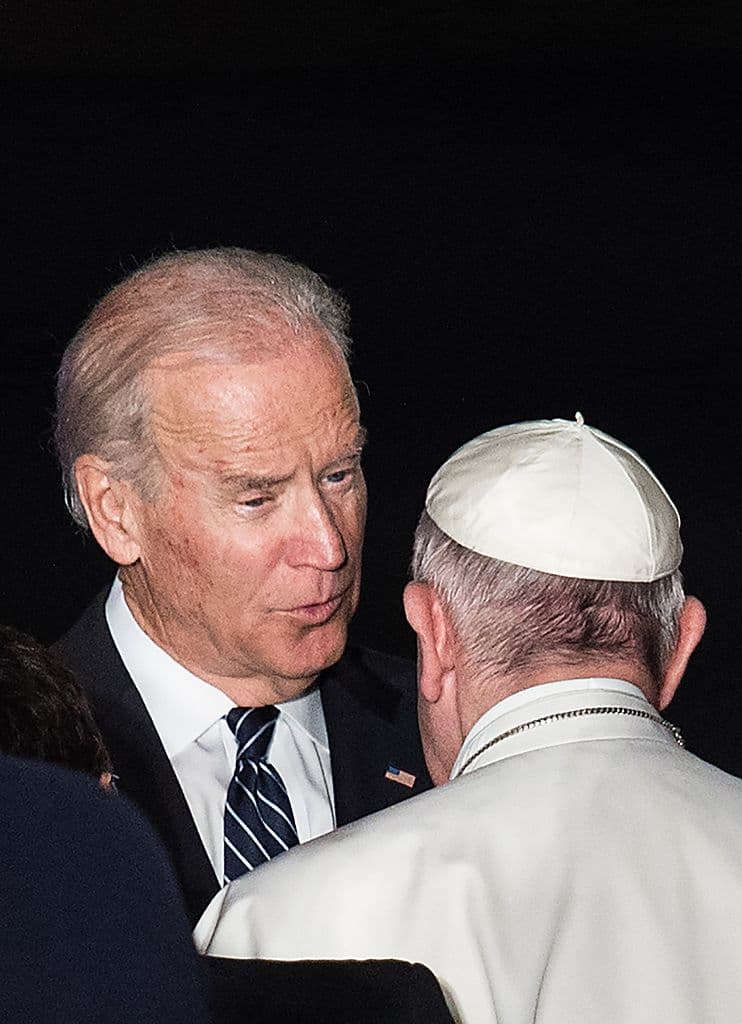 El entonces vicepresidente Joe Biden recibió al Papa Francisco, quien ofició misa en la Catedral Basílica de San Pedro y San Pablo de Filadelfia el 26 de septiembre de 2015.