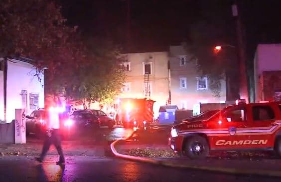 Reportan dos muertos y siete heridos tras incendio en un edificio de apartamentos en Camden, Nueva Jersey 